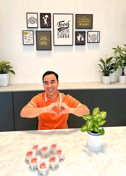 Quyền Linh chia sẻ Valentine dành cho vợ: "Đi quay suốt nhưng bận gì thì bận mấy ngày quan trọng là phải sến sẩm tí cho bà xã vui. Năm nay Linh chọn bánh kem lạnh để nói thay lời yêu thương dành cho vợ do có miếng socola hình trái tim với câu "I love you" bên trong để vợ Linh sẽ bất ngờ khi mở ra ăn nè", nam MC viết.