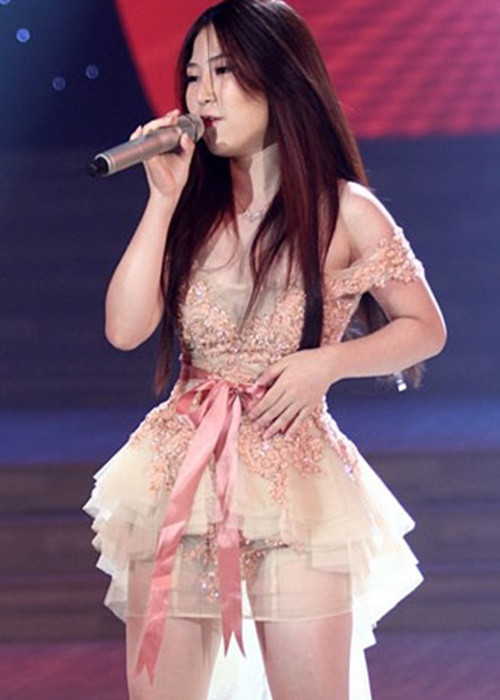 Một lần khác, Hương Tràm bị tuột dây nội y. Ảnh: Infonet