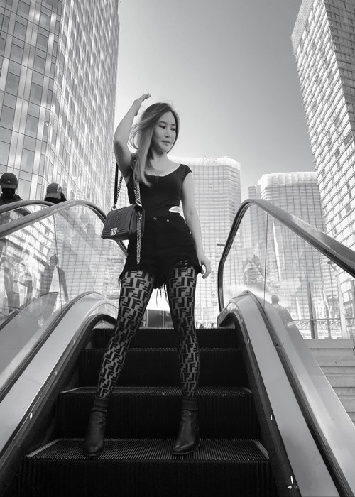 Set trang phục váy cut-out, quần tất monogram của Hương Tràm bị Sella Trương chê. Ảnh: FBNV