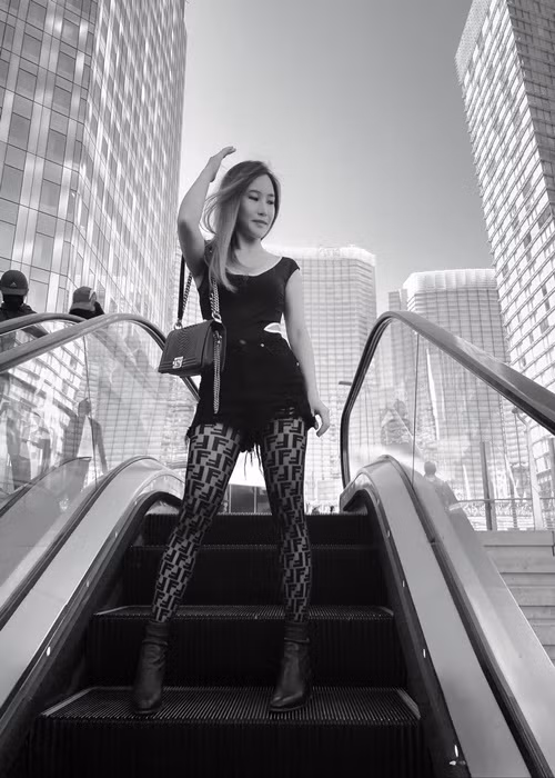 Set trang phục váy cut-out, quần tất monogram của Hương Tràm bị Sella Trương chê. Ảnh: FBNV