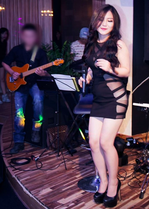 Sau đó, Hương Tràm bị phạt 10 triệu đồng và cấm diễn 3 tháng. Ảnh: Khám phá