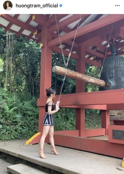 Năm 2020, trên trang cá nhân, Hương Tràm đăng tải clip đi chùa. Sẽ không có gì đáng nói nếu như nữ ca sĩ không diện áo hai dây cùng chân váy khá ngắn. Ảnh: FBNV