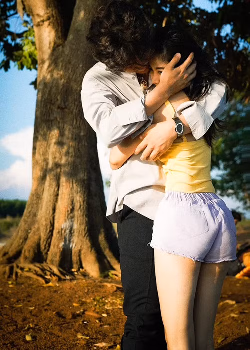 Phi Hùng - Trần Yến tình tứ trong một chuyến đi chơi.