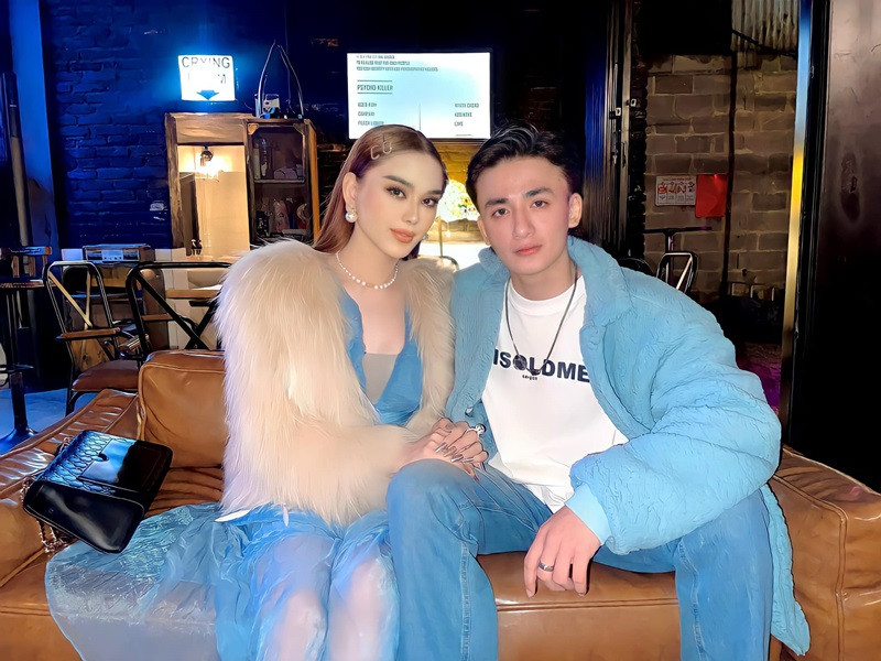 Lâm Khánh Chi không nhắc đến chồng cũ. Tuy nhiên, cô có động thái khoe ảnh bên một chàng trai tên Song Duy.