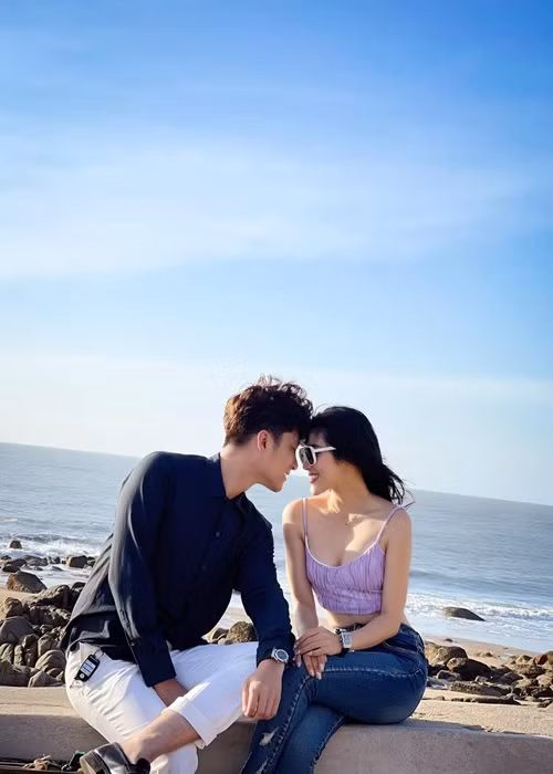 “Các bạn fan và antifan nhớ giúp mình. Đừng bao giờ động chạm đến đời sống cá nhân của bất kỳ ai, đặc biệt Trần Yến là người mình yêu thương. Nếu thích, các bạn có thể chất vấn mình bất cứ lúc nào. Trong câu chuyện này, Hùng và Yến khẳng định mình chưa bao giờ là người sai, không thẹn với trời. Các bạn không phải là người trong cuộc và hãy lo cho cuộc sống của mình thay vì lo giúp người khác. Hùng chưa cần điều đó”, Phi Hùng lên tiếng.