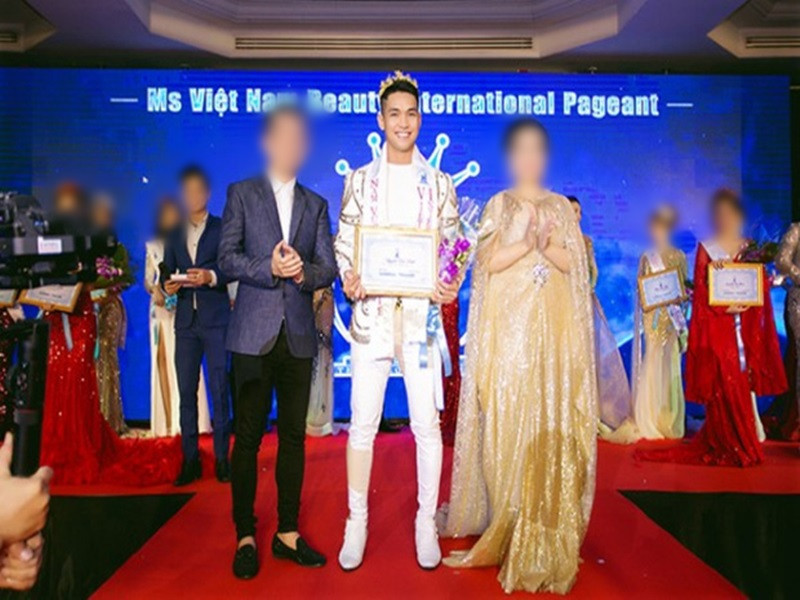 Theo Công an TP HCM, Nguyễn Bảo Linh từng ra MV nhưng không mấy thành công. Ngoài là ca sĩ, Bảo Linh còn làm người mẫu. Năm 2018, anh tham gia cuộc thi bị chê "ao làng" mang tên Mr Vietnam Beauty International Pageant (Nam vương Việt Nam Quốc tế) và đăng quang. Ảnh: Dân Việt