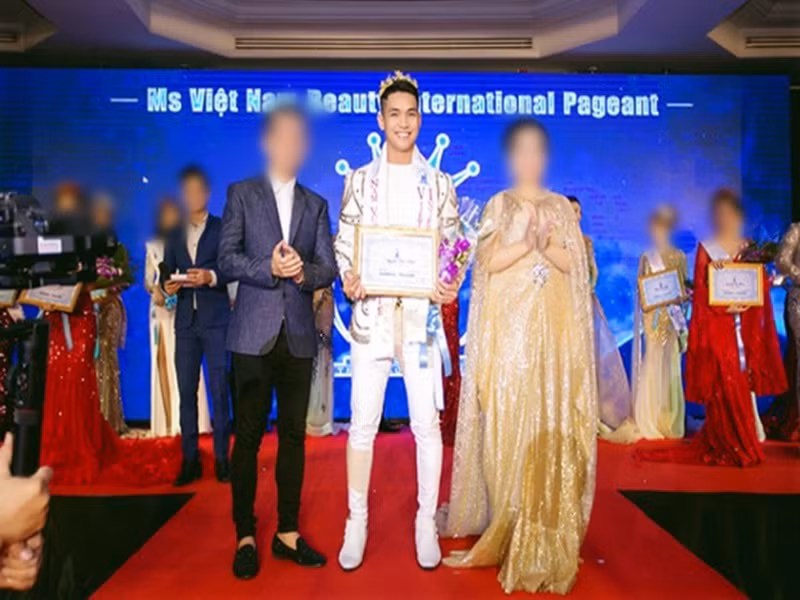 Theo Công an TP HCM, Nguyễn Bảo Linh từng ra MV nhưng không mấy thành công. Ngoài là ca sĩ, Bảo Linh còn làm người mẫu. Năm 2018, anh tham gia cuộc thi bị chê "ao làng" mang tên Mr Vietnam Beauty International Pageant (Nam vương Việt Nam Quốc tế) và đăng quang. Ảnh: Dân Việt