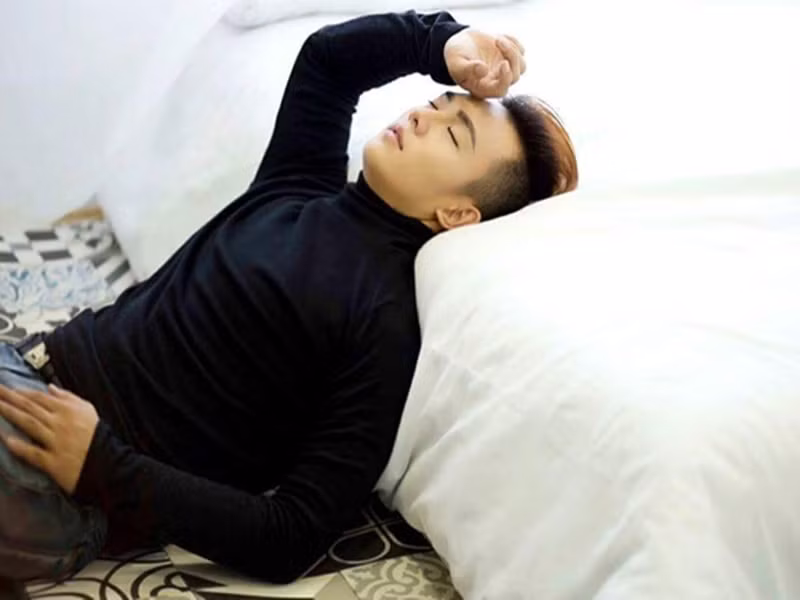 "Ba tôi nghiêm khắc và quyết liệt, đến mức ông tuyên bố sẽ từ tôi và không cho trở về nhà nếu tôi vẫn quyết định chọn con đường nghệ thuật . Nhưng tôi vẫn còn may là mẹ ủng hộ con đường của tôi. Lúc đó và ngay cả bây giờ, tôi vẫn tin mình không chọn sai đường", anh nói. Ảnh: Gia đình Việt Nam