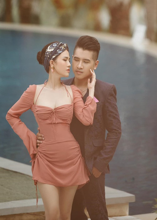 Chi gai Ngoc Trinh khoe dang nuot na ben chong kem tuoi