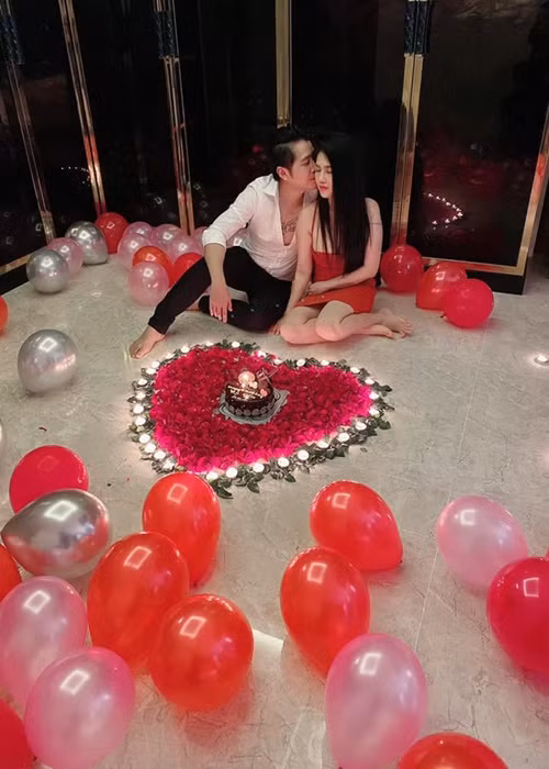 Chị gái Ngọc Trinh từng chia sẻ, hai vợ chồng chưa gặp trục trặc bao giờ, những vấn đề vụn vặt trong cuộc sống không làm ảnh hưởng đến tình cảm giữa hai người.