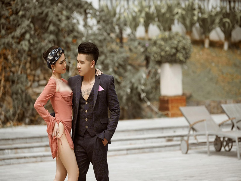 Ngọc Bích sinh năm 1984, hơn Tiêu Quang 1 tuổi. Ngoài ra, trước khi đến với Tiêu Quang, chị gái của Ngọc Trinh từng qua 1 lần đò và có con riêng.