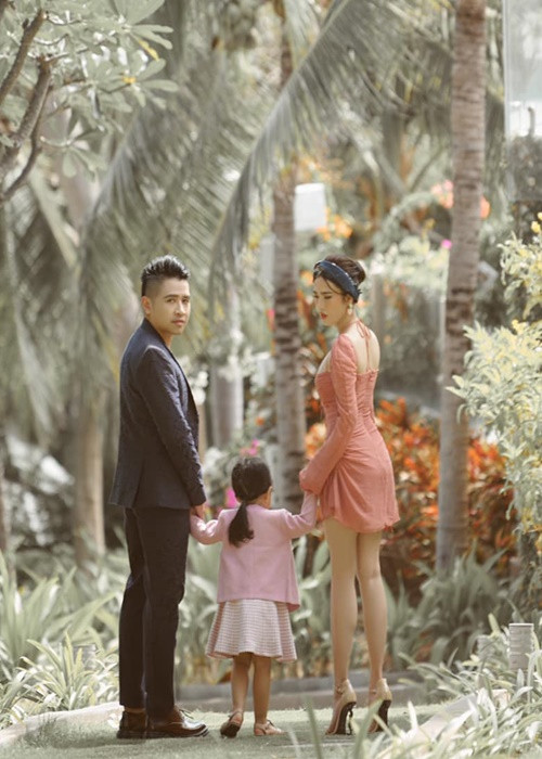 Khi được hỏi về vấn đề "con chung, con riêng", Ngọc Bích cho biết Tiêu Quang rất thương con riêng của vợ nên cô chưa bao giờ lo lắng hay suy nghĩ về chuyện này.