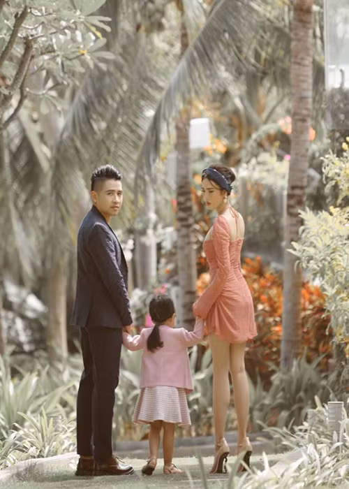 Khi được hỏi về vấn đề "con chung, con riêng", Ngọc Bích cho biết Tiêu Quang rất thương con riêng của vợ nên cô chưa bao giờ lo lắng hay suy nghĩ về chuyện này.