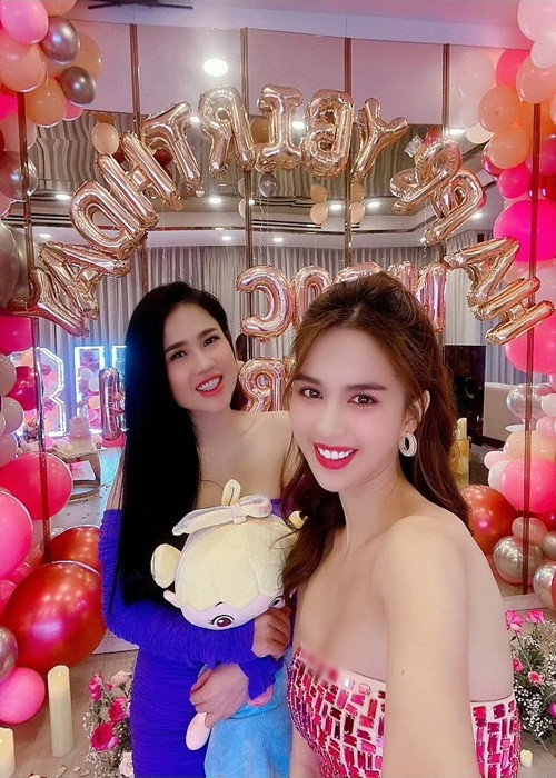 Ngọc Bích theo đuổi phong cách nóng bỏng giống em gái.