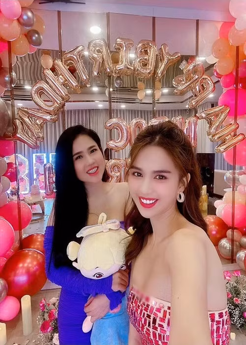 Ngọc Bích theo đuổi phong cách nóng bỏng giống em gái.