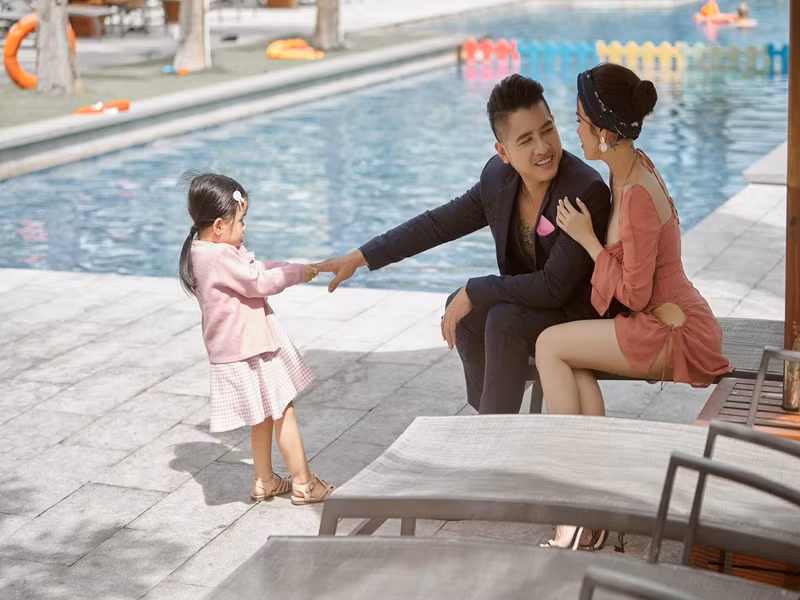 Trong thời gian Ngọc Bích mang thai, Tiêu Quang yêu thương, phụ giúp vợ làm tất cả việc nhà. Ngoài ra, Ngọc Bích còn được bố mẹ chồng quan tâm.