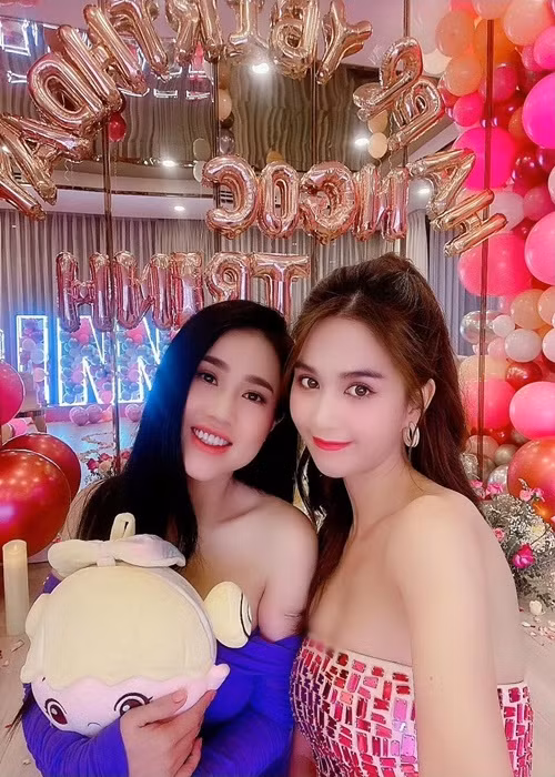 Hai chị em Ngọc Trinh gợi cảm không kém cạnh nhau.