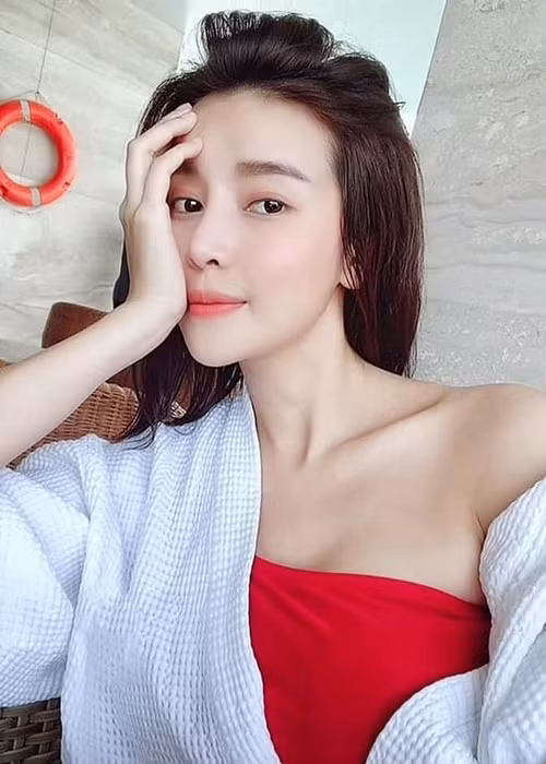 Nữ diễn viên từng đoạt một số giải thưởng nhan sắc như Người đẹp Biển Tây 2009, top 5 Nữ hoàng trang sức 2011.