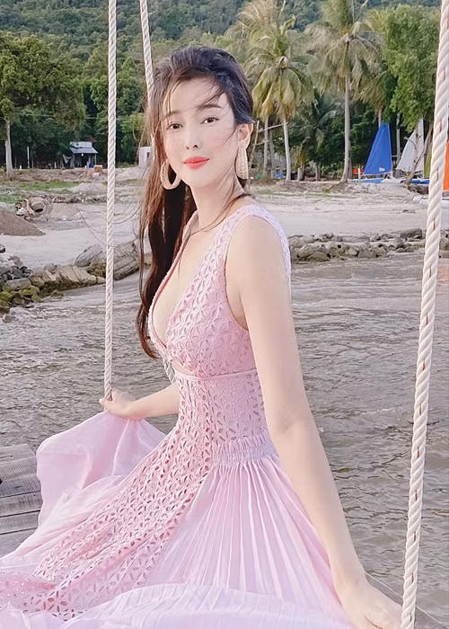 Làn da trắng ngần của nữ diễn viên phim "Bão ngầm" khiến bao cô gái mơ ước.