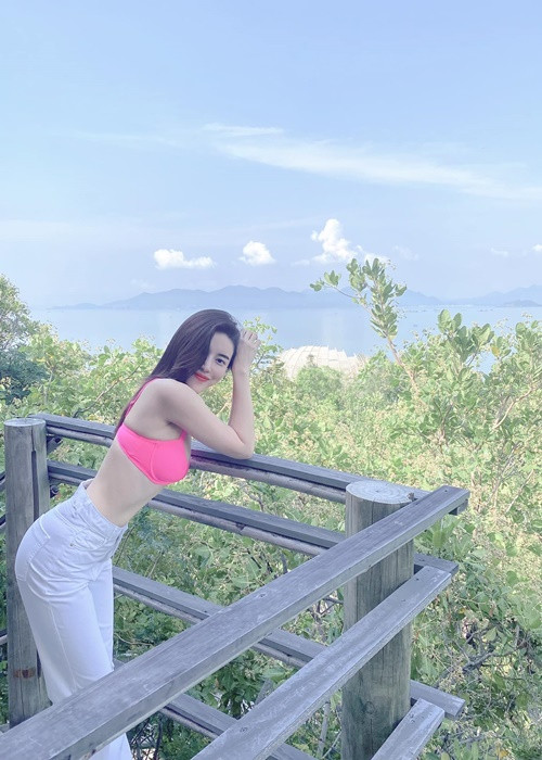 Nữ diễn viên sinh năm 1990 khéo lựa chọn trang phục tôn làn da trắng, vóc dáng thon gọn.