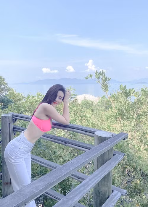 Nữ diễn viên sinh năm 1990 khéo lựa chọn trang phục tôn làn da trắng, vóc dáng thon gọn.