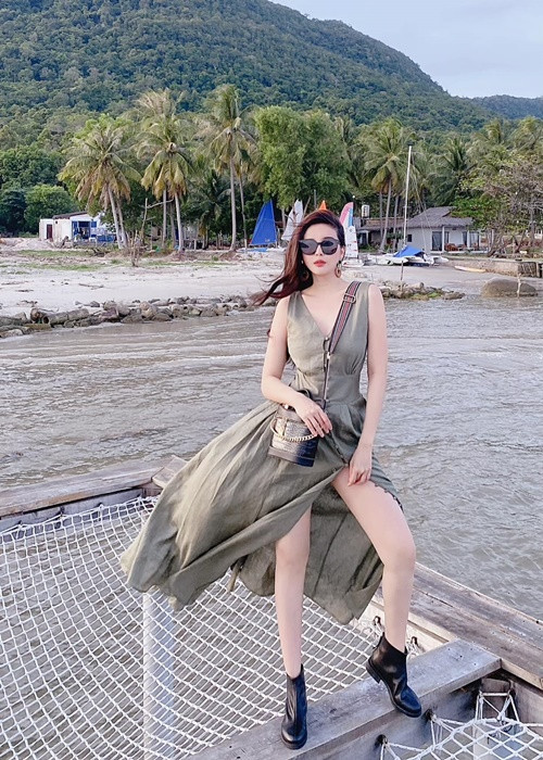 Cao Thái Hà diện váy xẻ tà cao khoe chân dài gợi cảm trong một chuyến du lịch.