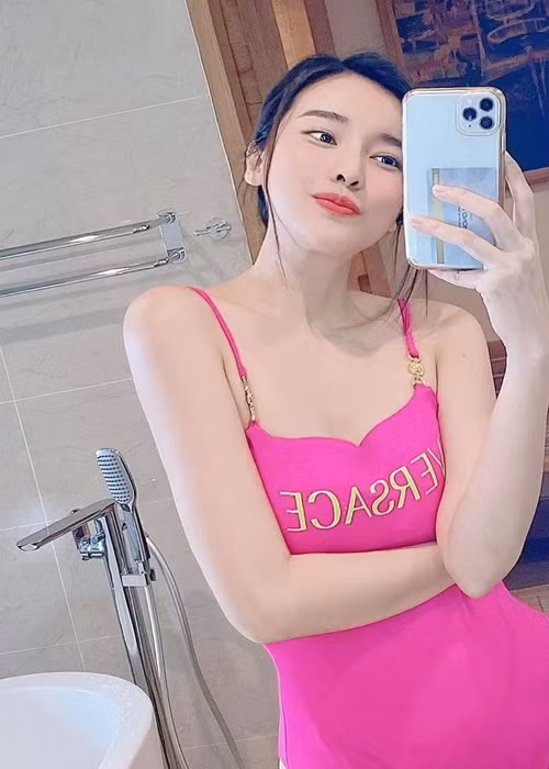 Không ít khán giả tò mò nhan sắc ngoài đời của Cao Thái Hà sau khi phim "Bão ngầm" lên sóng VTV.