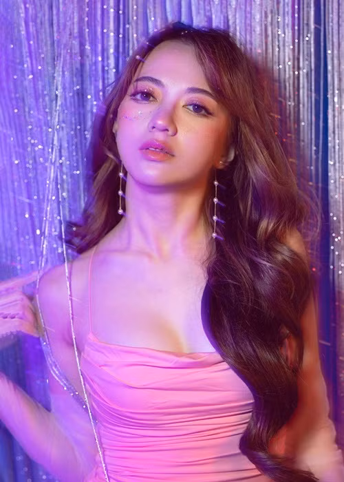 Trên fanpage, nữ ca sĩ Xuân Nghi vừa chia sẻ bộ ảnh mới. Giọng ca sinh năm 1994 gợi cảm với váy hai dây bó sát.