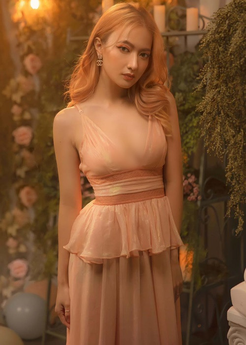 Ngày nhỏ, cô được nhớ đến với gương mặt bầu bĩnh, làn da ngăm đen.