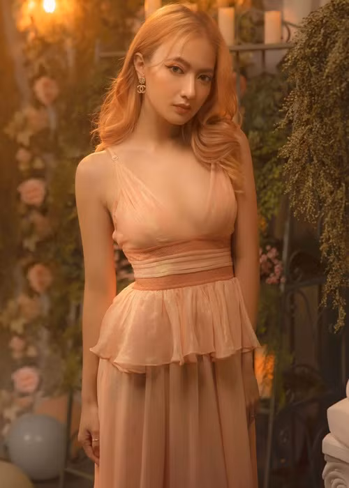 Ngày nhỏ, cô được nhớ đến với gương mặt bầu bĩnh, làn da ngăm đen.