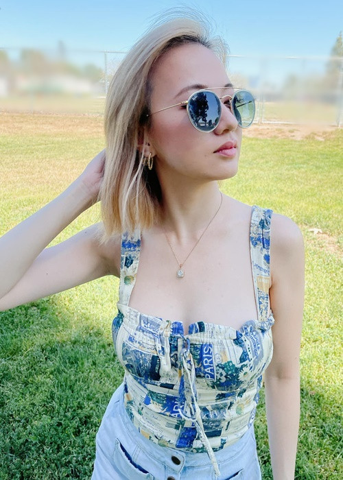 Xuân Nhi trẻ trung, sành điệu với mái tóc nhuộm màu sáng.