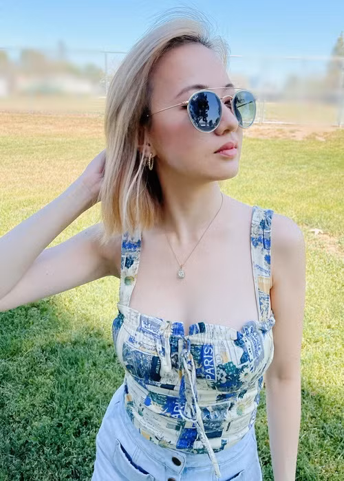 Xuân Nhi trẻ trung, sành điệu với mái tóc nhuộm màu sáng.