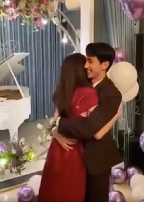 Bình An - Phương Nga hạnh phúc ôm chầm lấy nhau. Ảnh: Yan