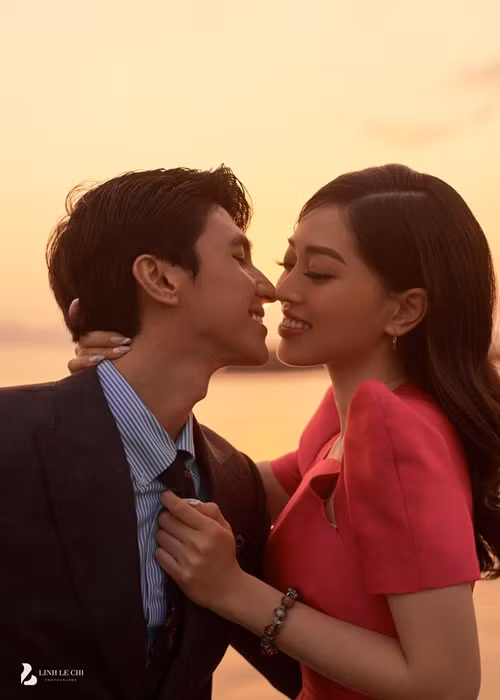 Một nhiếp ảnh gia chia sẻ loạt ảnh Phương Nga và Bình An kèm chia sẻ: "Chạy đà cho bộ ảnh cưới tiếp theo cũng ok nhỉ. Series ảnh trong 5 phút trước khi hoàng hôn tắt, 3 anh em chạy như điên qua đường may là vẫn kịp". Ảnh: Lê Chí Linh