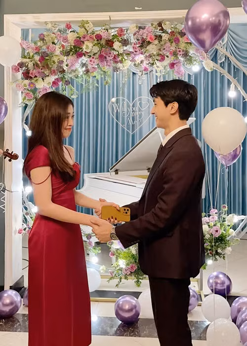 Ngọt ngào khoảnh khắc diễn viên Bình An cầu hôn Á hậu Phương Nga Ngot ngao khoanh khac dien vien Binh An cau hon A hau Phuong Nga