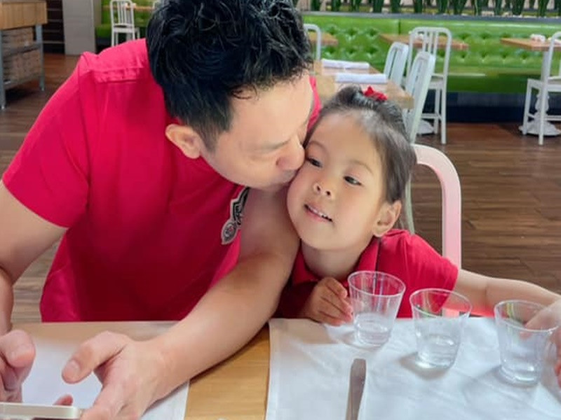 Nữ ca sĩ từng khoe chồng khéo chăm con: "Chồng nấu đồ ăn sáng và đút con ăn, dạy con học, đưa con đi công viên chơi xong chồng đi làm. Chiều chồng đi làm về nấu cơm chiều, đút con ăn, hoặc cả nhà đi ăn tiệm".