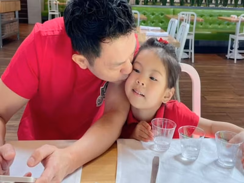 Nữ ca sĩ từng khoe chồng khéo chăm con: "Chồng nấu đồ ăn sáng và đút con ăn, dạy con học, đưa con đi công viên chơi xong chồng đi làm. Chiều chồng đi làm về nấu cơm chiều, đút con ăn, hoặc cả nhà đi ăn tiệm".