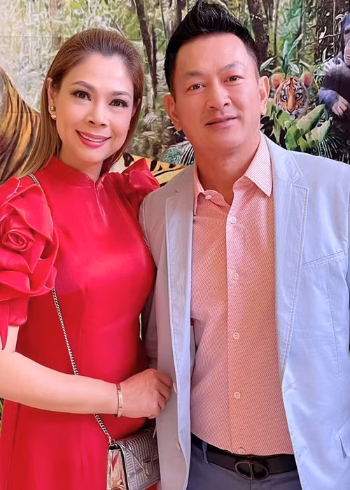 Thanh Thảo nói thêm: “Nhiều cô tung tin vậy để xáo trộn gia đình mình. Mình chẳng bao giờ trúng bẫy cả. Quan trọng là tin tưởng người bên cạnh tuyệt đối thì chả cô nào có cơ hội”.