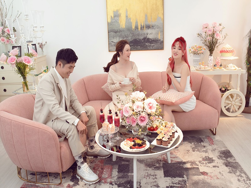 Trong một cảnh hôn nhau, Gin Tuấn Kiệt và Puka quay lại nhiều lần vì ngại.