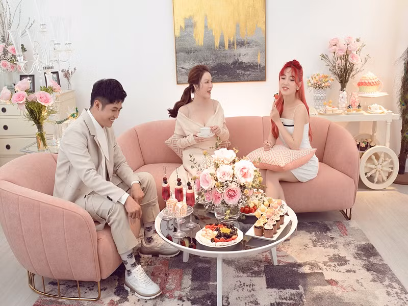 Trong một cảnh hôn nhau, Gin Tuấn Kiệt và Puka quay lại nhiều lần vì ngại.