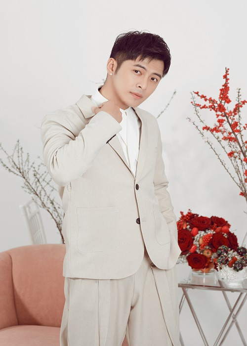 Về mẫu bạn gái lý tưởng, Gin Tuấn Kiệt hé lộ: “Tôi thích bạn gái cá tính, chững chạc, trưởng thành và nấu ăn ngon. Tôi từng rất sợ yêu người trong nghề vì không có thời gian nhiều”.