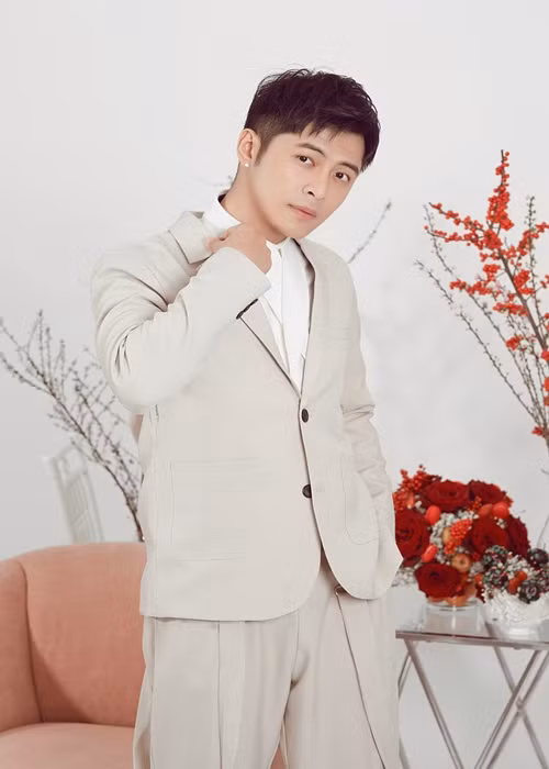 Về mẫu bạn gái lý tưởng, Gin Tuấn Kiệt hé lộ: “Tôi thích bạn gái cá tính, chững chạc, trưởng thành và nấu ăn ngon. Tôi từng rất sợ yêu người trong nghề vì không có thời gian nhiều”.