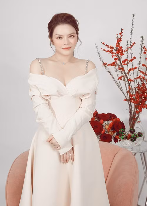 Lý Nhã Kỳ chia sẻ với các đàn em về tình trường. “Tôi từng yêu một người, vì cùng là doanh nhân nên quỹ thời gian của chúng tôi rất hạn chế. Một năm chỉ gặp nhau mấy lần, quan trọng là hai người có sự đồng điệu về mặt tâm hồn. Nhưng sau này, tôi thấy yêu người trong nghề hợp hơn vì dễ có sự đồng cảm”, cô tiết lộ.