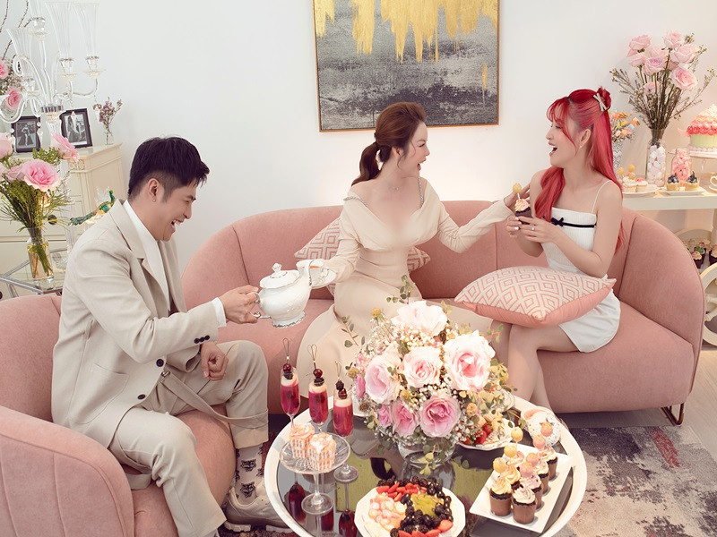 Tuy nhiên vì có kinh nghiệm “yêu người lớn tuổi” nên Gin Tuấn Kiệt dễ dàng hoàn thành vai diễn trọn vẹn. Nam ca sĩ cũng cho biết dù đối phương lớn tuổi hơn nhưng anh vẫn chủ động xưng hô anh em và thổ lộ trước để giành cơ hội.