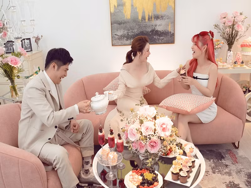 Tuy nhiên vì có kinh nghiệm “yêu người lớn tuổi” nên Gin Tuấn Kiệt dễ dàng hoàn thành vai diễn trọn vẹn. Nam ca sĩ cũng cho biết dù đối phương lớn tuổi hơn nhưng anh vẫn chủ động xưng hô anh em và thổ lộ trước để giành cơ hội.