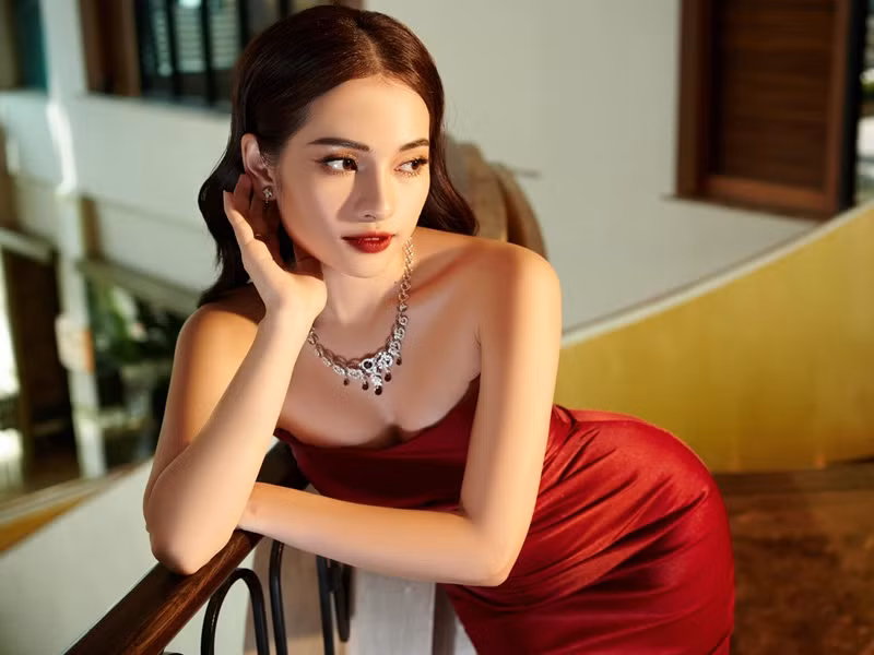 Bà xã kém 13 tuổi của Dương Khắc Linh sớm lấy lại được vóc dáng gợi cảm.