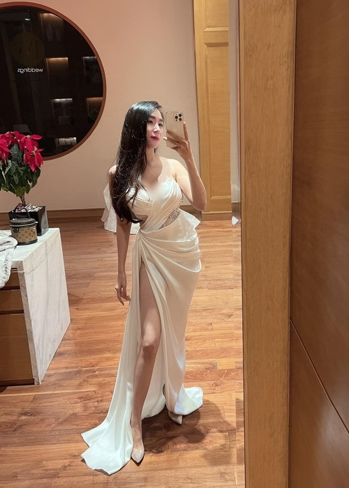 Bà xã của Khắc Việt sở hữu vòng một căng tràn, eo thon gọn, vòng ba quyến rũ sau khi sinh nở.