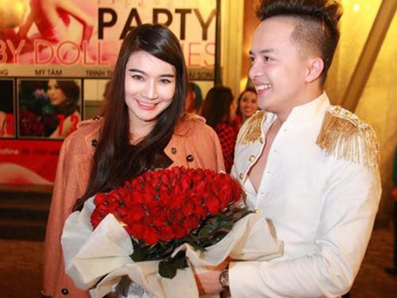 Năm 2014, Đoàn Dạ Ly chủ động tỏ tình và hôn Cao Thái Sơn, thậm chí tuyên bố sẽ lấy nam ca sĩ nếu anh đồng ý. Năm 2018, cô qua đời vì bệnh ung thư. Khi nghe tin về Dạ Ly, Cao Thái Sơn cảm thấy rất buồn và đã đến viếng người hâm mộ. Ảnh: Dân Việt