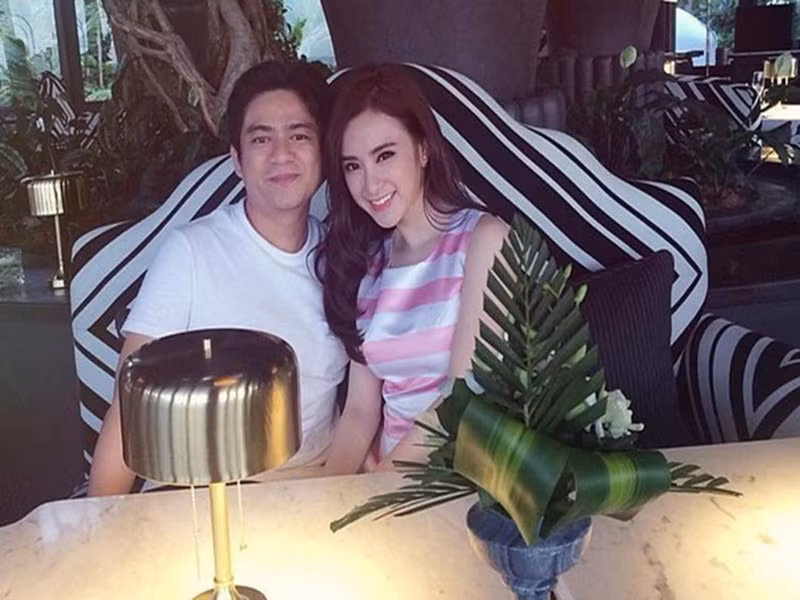 Cuối năm 2014, Angela Phương Trinh lộ ảnh tình tứ bên bác sĩ thẩm mỹ Chiêm Quốc Thái song “bà mẹ nhí” phủ nhận chuyện hẹn hò. Đầu năm 2015, bác sĩ Chiêm Quốc Thái bất ngờ công khai chuyện tình cảm với Angela Phương Trinh. Ảnh: Giao thông