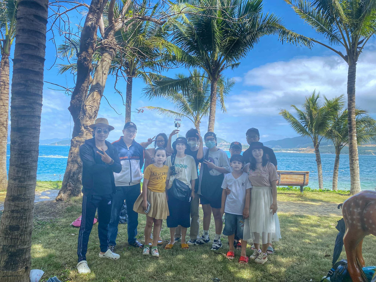 Ông bố một con chia sẻ loạt ảnh bên người thân dịp Tết. Ảnh: FBNV